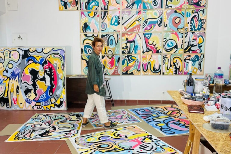 Ângela Miranda Penedo pinta mural "O Pomar" no Mercado da Conceição