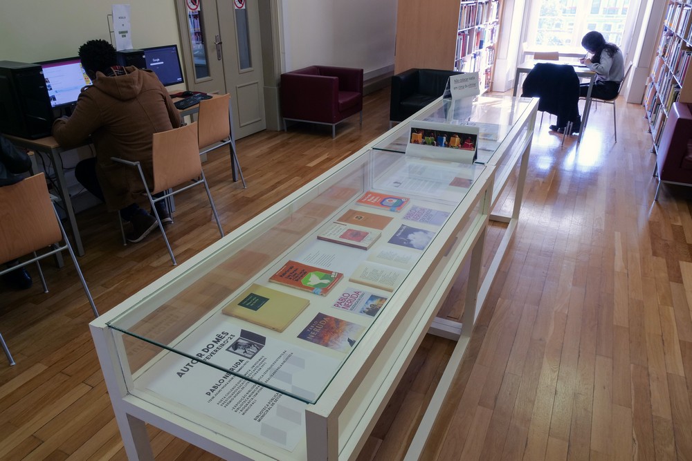 Pablo Neruda em destaque na biblioteca