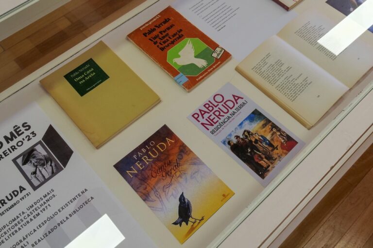 Pablo Neruda em destaque na biblioteca