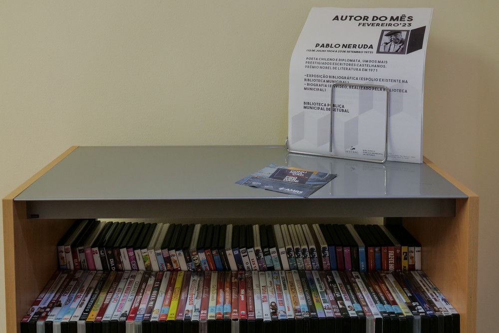 Pablo Neruda em destaque na biblioteca
