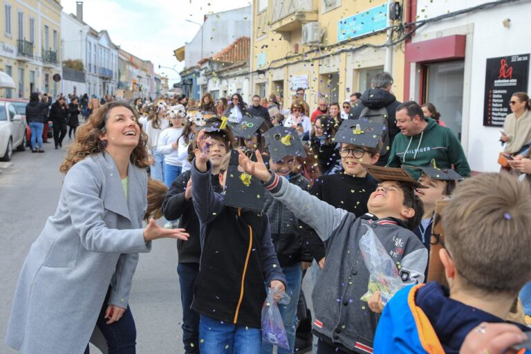 Comunidade escolar de Azeitão brincou ao carnaval, com a participação da presidente da União das Freguesias de Azeitão, Sónia Paulo.
