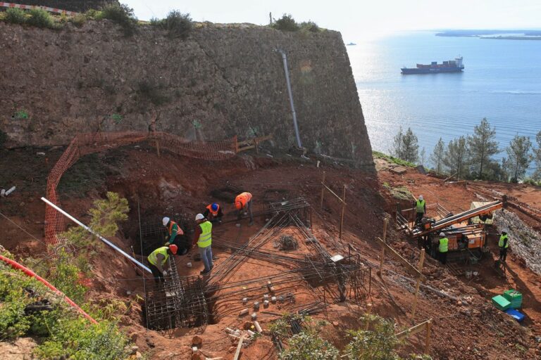 Terreno em preparação para ensaios prévios na obra da segunda fase do reforço estrutural da encosta do Forte de São Filipe.