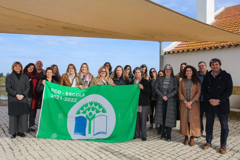 Participantes na cerimónia de entrega de certificados e bandeiras verdes Eco-Escolas.