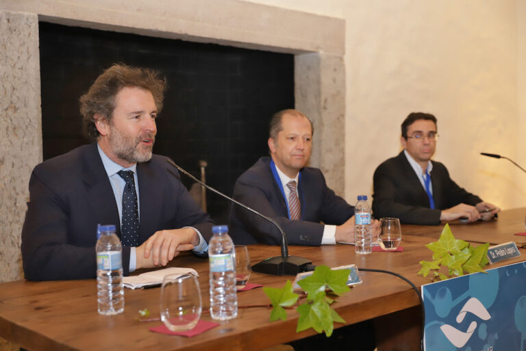 O vereador Pedro Pina, o presidente do conselho de administração do Centro Hospitalar de Setúbal, Pedro Lopes, e o coordenador do Gabinete de Investigação e Desenvolvimento do CHS, Filipe Seixo, na entrega do Prémio GID 2022.