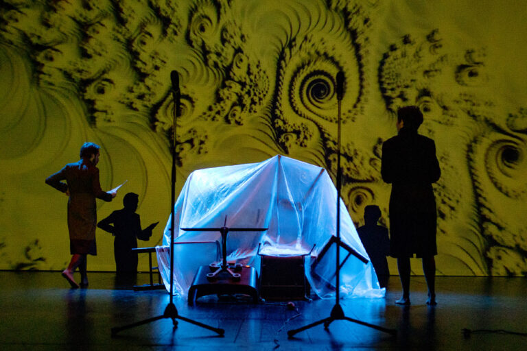 Monstro Coletivo revela “O homem primeiro tropeça, depois anda, depois corre, um dia voará”