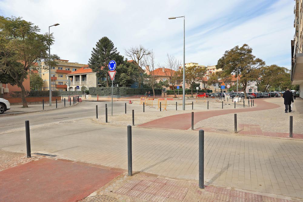 Nova ciclovia na Rua Jorge de Sousa, no âmbito da grande operação de beneficiação urbana realizada no Montalvão.