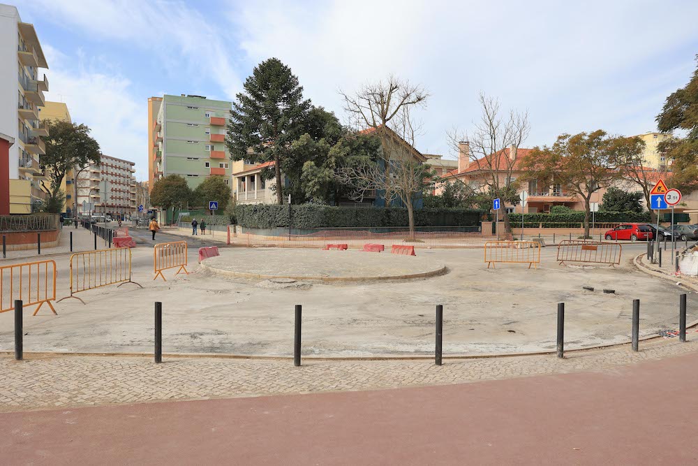 Nova rotunda na confluência das ruas Jorge de Sousa, dos Arcos e Oliveira Martins, no âmbito da grande operação de beneficiação urbana realizada no Montalvão.