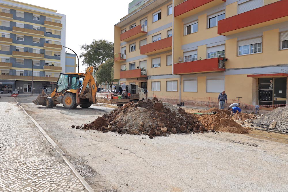 Obras na Rua Fernando Santos, no âmbito da grande operação de beneficiação urbana realizada no Montalvão.