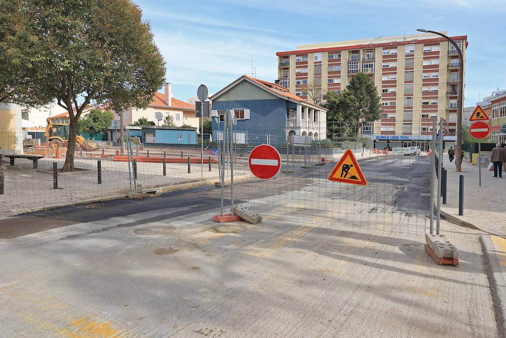 Obras na Rua Oliveira Martins, no âmbito da grande operação de beneficiação urbana realizada no Montalvão.
