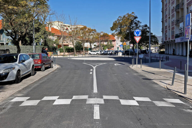 Sinalização horizontal pintada na Rua Jorge de Sousa, junto da nova rotunda na confluência com as ruas dos Arcos e Oliveira Martins.