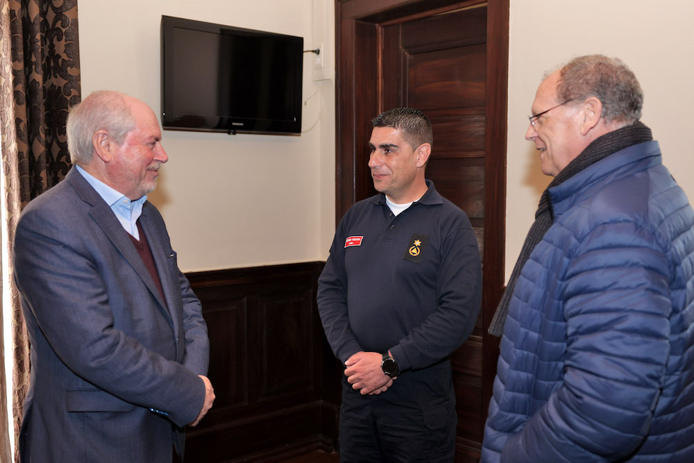 O segundo-comandante do novo Comando Sub-Regional de Emergência e Proteção Civil da Península de Setúbal, Sérgio Moura, apresentou cumprimentos a André Martins, presidente da Câmara Municipal e da Comissão Distrital de Proteção Civil, na presença do coordenador da Proteção Civil Municipal, José Luís Bucho.