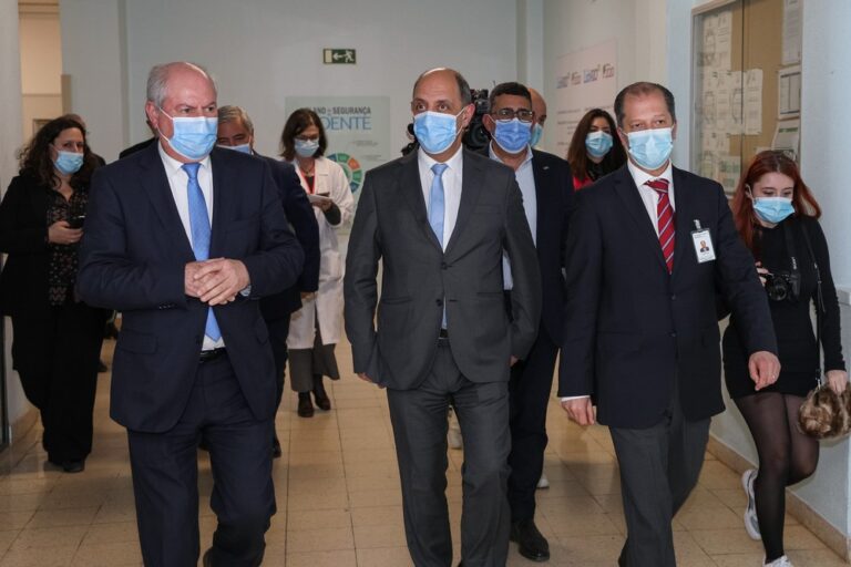 Presidentes das câmaras municipais de Setúbal, Palmela e Sesimbra, André Martins, Álvaro Amaro e Francisco de Jesus, e o ministro da Saúde, Manuel Pizarro, na visita ao Hospital de São Bernardo.
