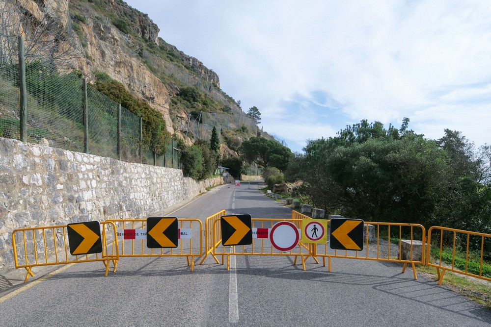 Risco de queda de bloco rochoso interdita troço de estrada na Serra da Arrábida