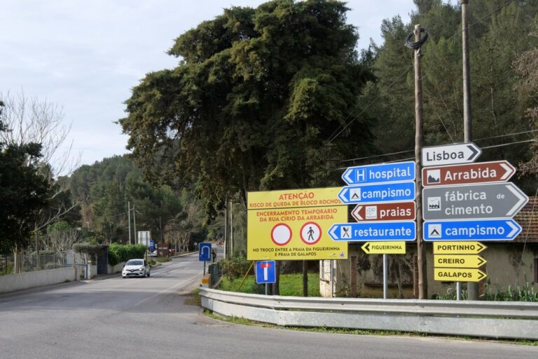 Risco de queda de bloco rochoso interdita troço de estrada na Serra da Arrábida