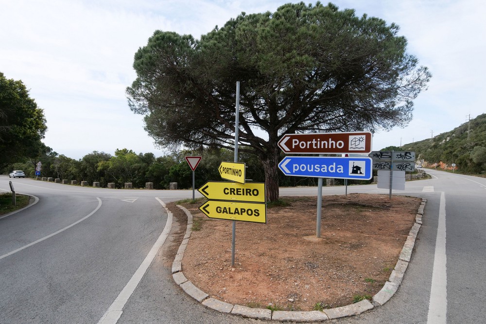 Risco de queda de bloco rochoso interdita troço de estrada na Serra da Arrábida