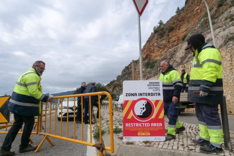 Risco de queda de bloco rochoso interdita troço de estrada na Serra da Arrábida