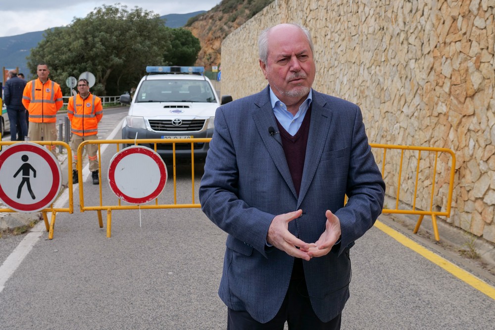 Risco de queda de bloco rochoso interdita troço de estrada na Serra da Arrábida