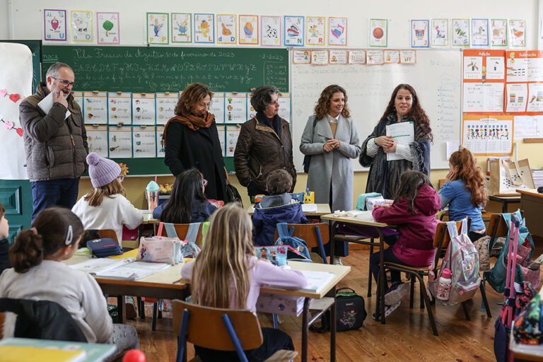 Vice-presidente da Câmara Municipal, Carla Guerreiro, acompanhada pela presidente da Junta de Freguesia, Sónia Paulo, concluiu em Azeitão as visitas às escolas do concelho.