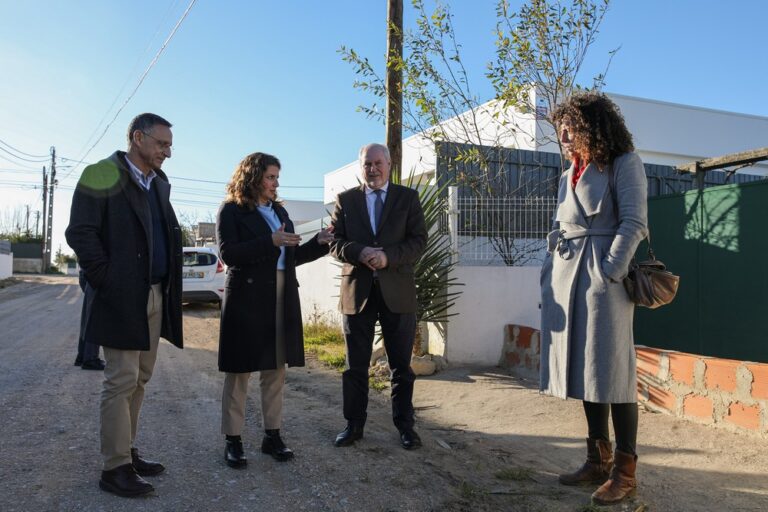 Presidente da Câmara, André Martins, e vereadores Rita Carvalho e Carlos Rabaçal, com a presidente da Junta de Freguesia de Azeitão, Sónia Paulo, na Rua da Tradição, que vai ser alvo de uma obra a realizar em parceria pelas duas autarquias.