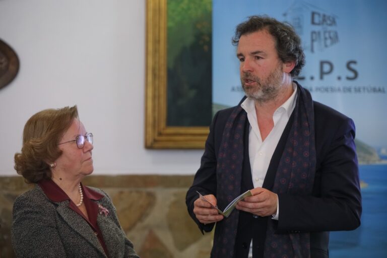 Vereador da cultura da Câmara Municipal, Pedro Pina, com a presidente da Casa da Poesia de Setúbal, Alexandrina Pereira, no sétimo aniversário desta associação.