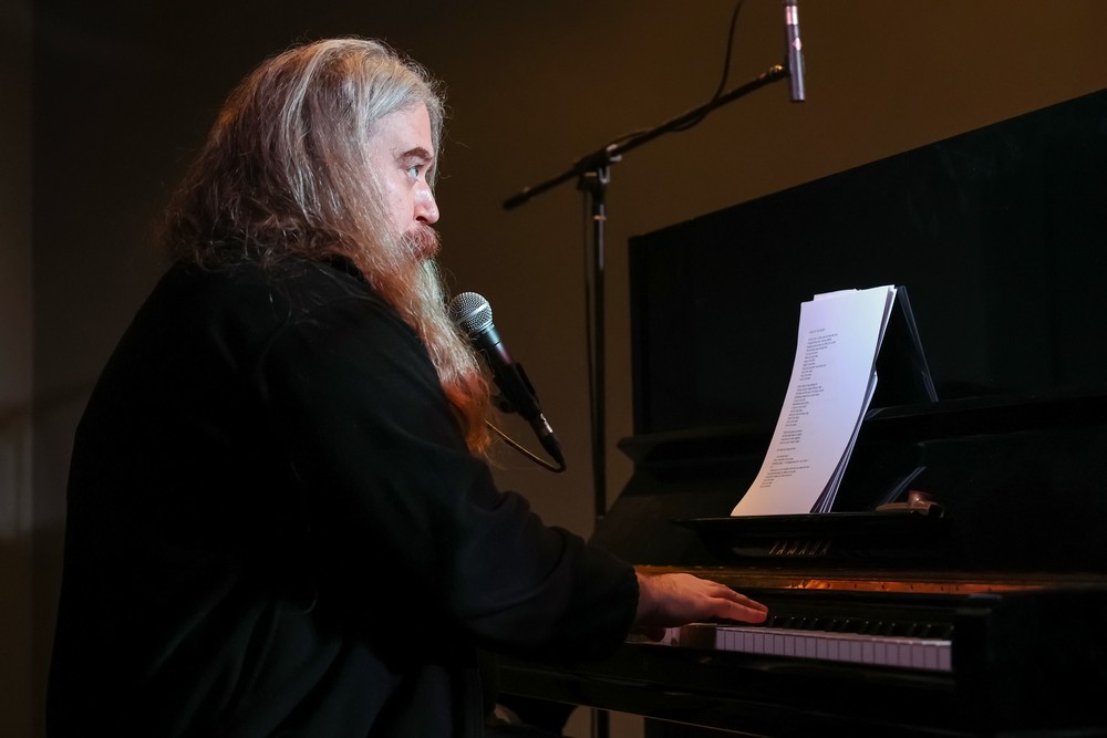 Cantor e compositor norte-americano Daniel Knox deu concerto intimista na Casa da Cultura.