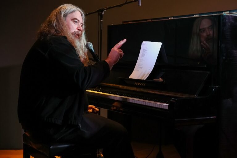 Cantor e compositor norte-americano Daniel Knox deu concerto intimista na Casa da Cultura.