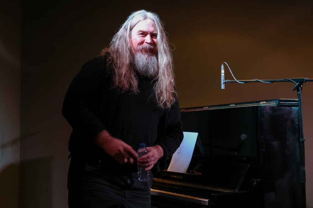 Cantor e compositor norte-americano Daniel Knox deu concerto intimista na Casa da Cultura.