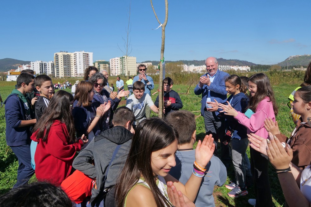 Dia Mundial da Árvore - Plantação de árvores no Parque Urbano na Várzea com alunos e Executivo