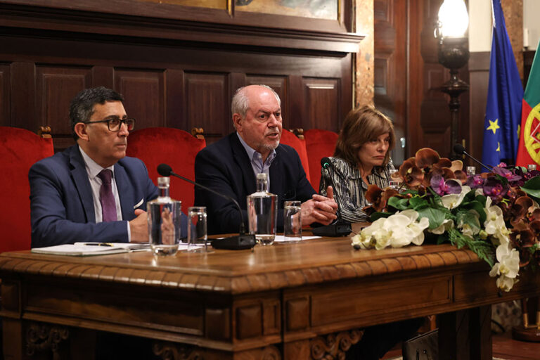 Presidentes das câmaras municipais de Setúbal e Palmela, André Martins e Álvaro Amaro, e vice-presidente da câmara de Sesimbra, Felícia Costa, no Fórum Intermunicipal da Saúde.
