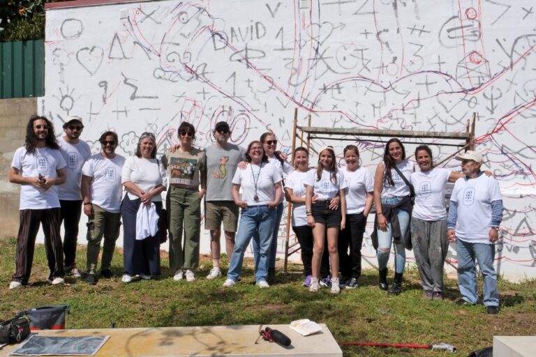 O TAUS – Tour de Arte Urbana de Setúbal celebrou o primeiro aniversário com a pintura de um mural e visitas guiadas às obras feitas por dezenas de pessoas no último ano, que contam histórias a partir das paredes da cidade.