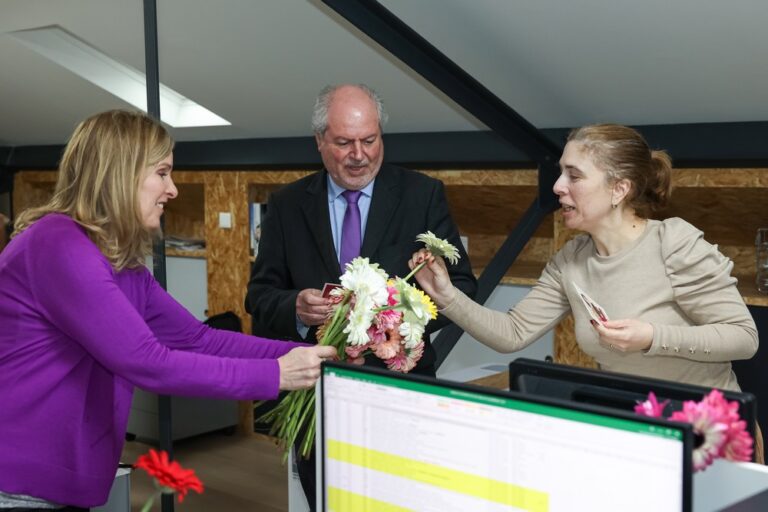Presidente entrega flores no Dia da Mulher