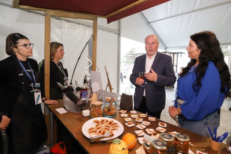 Presidente da Câmara de Setúbal, André Martins, visita espaço Setúbal no festival Queijo, Pão e Vinho