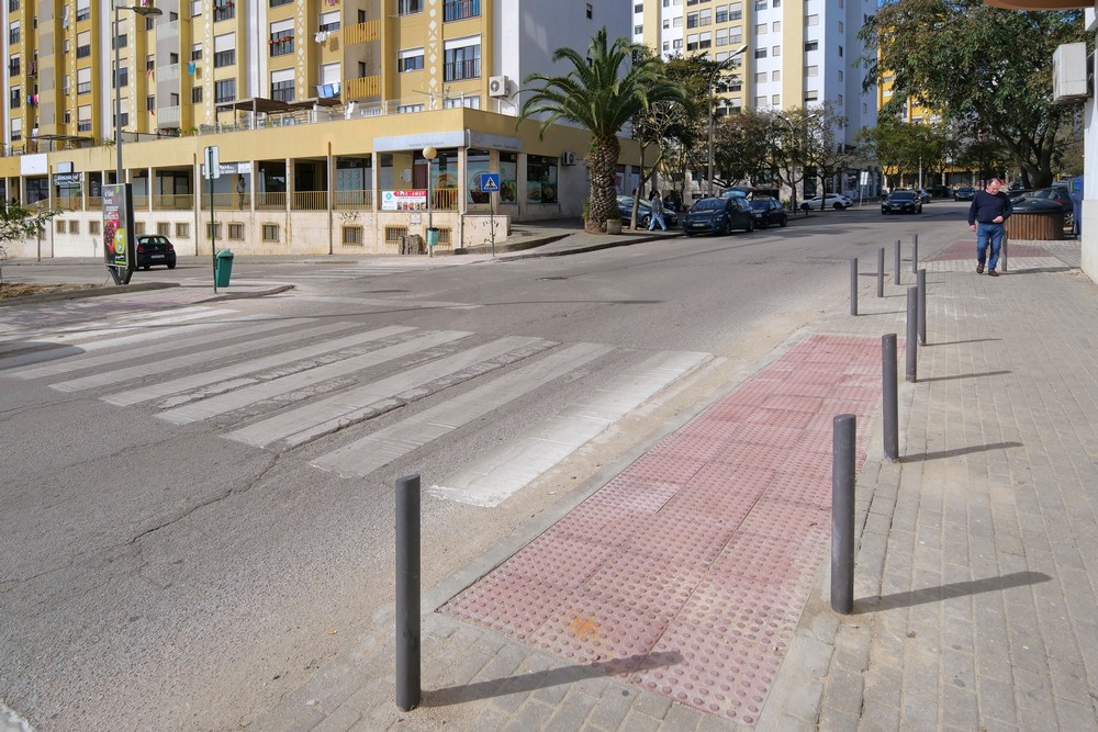 Rebaixamento de três passadeiras na Rua das Caravelas, no Monte Belo Norte.