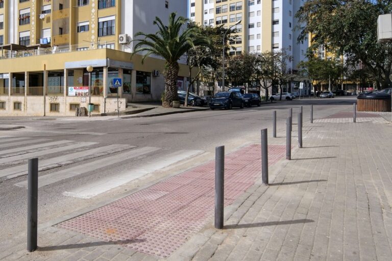 Rebaixamento de três passadeiras na Rua das Caravelas, no Monte Belo Norte.