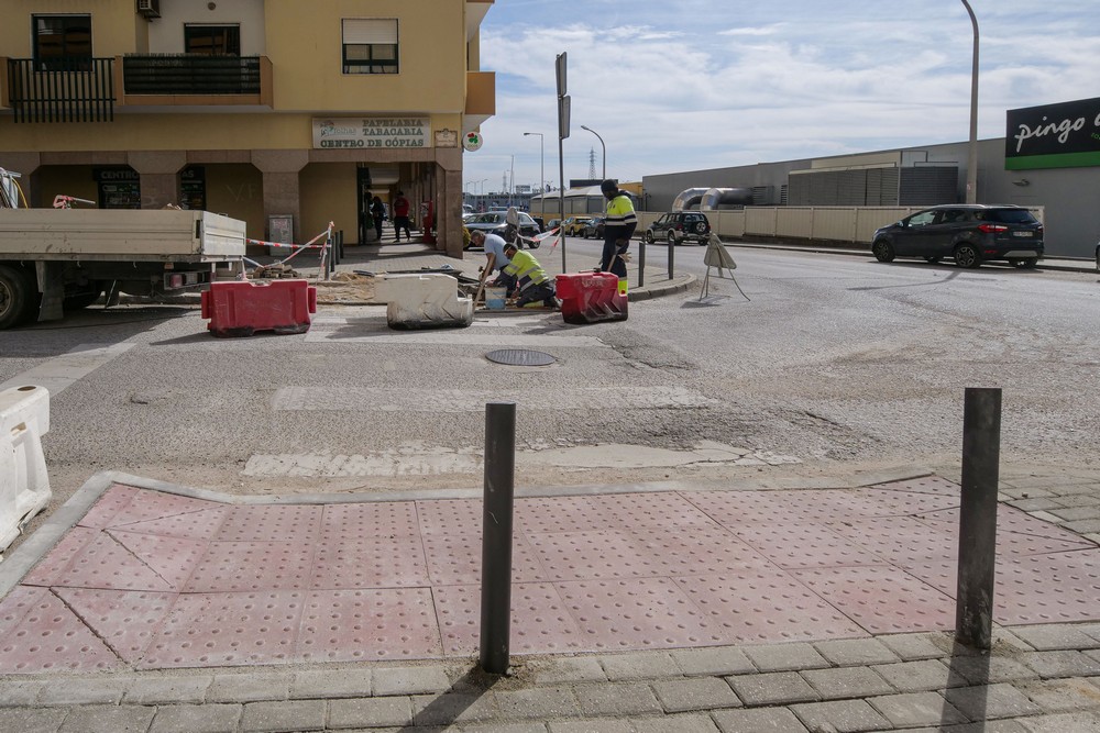 Rebaixamento de três passadeiras na Rua das Caravelas, no Monte Belo Norte.