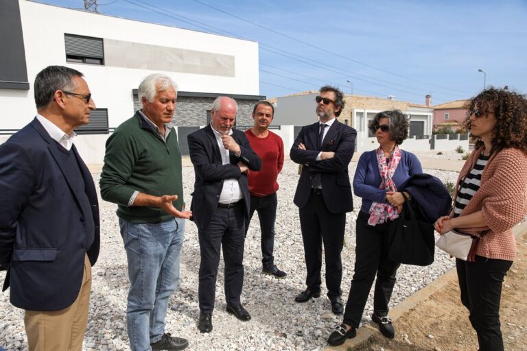 Presidente da Câmara, André Martins, e restante executivo, ouviram o presidente da Junta de Freguesia de Gâmbia-Pontes-Alto da Guerra, Luís Custódio, explicar a requalificação em curso na Rua das Mimosas, na Quinta da Serralheira.