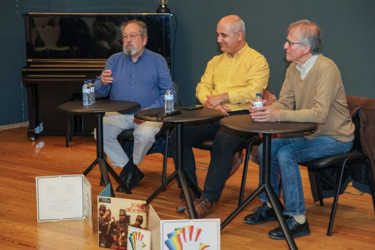 Francisco Fanhais e José Fortes participaram numa tertúlia sobre o disco de José Afonso "Cantigas do Maio", dinamizada pelo investigador João Carlos Calixto, no âmbito das comemorações dos 49 anos do 25 de Abril