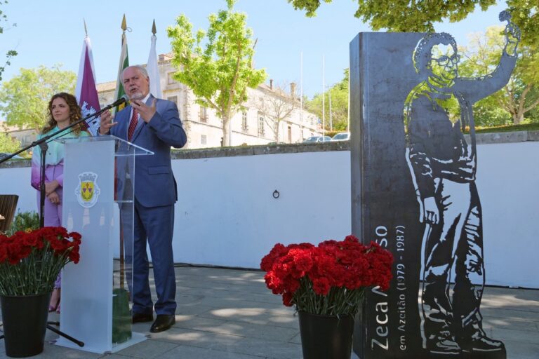 Municipal, André Martins, discursa na inauguração da peça escultórica de homenagem a José Afonso, no Rossio de Vila Nogueira