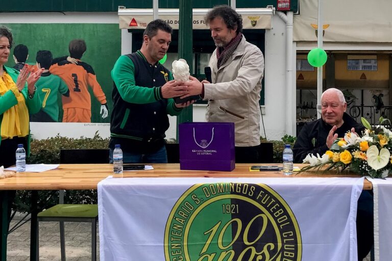 Vereador do Desporto, Pedro Pina, entrega um busto de Luísa Todi ao presidente do São Domingos Futebol Clube, Miguel Aleixo, na cerimónia comemorativa do 102.º aniversário da coletividade.