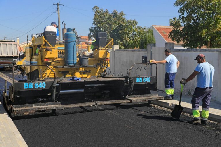 Repavimentações da Rua da Silveira e de troços da Rua das Rosas e da Travessa da Silveira, em Brejos de Azeitão