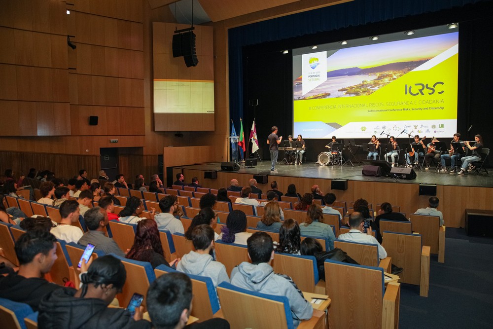 Atuação dos Paganinus, do Conservatório Regional de Setúbal, na abertura da III Conferência Internacional Riscos, Segurança e Cidadania