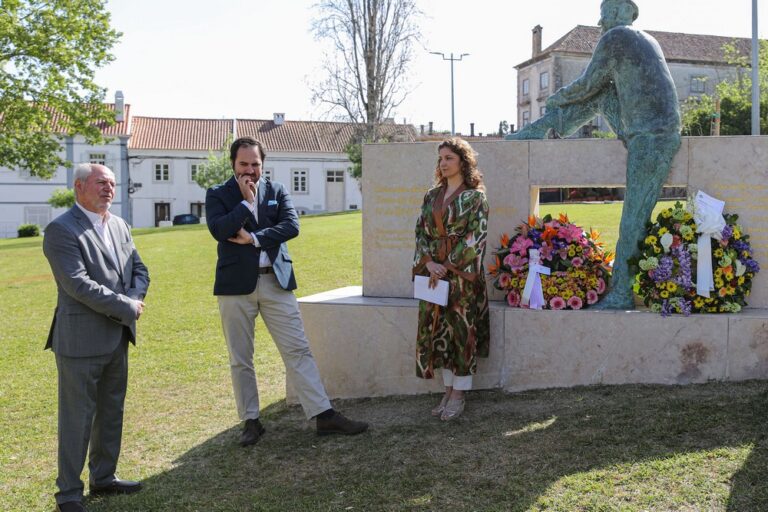Presidentes da Câmara Municipal, André Martins, da Junta de Freguesia de Azeitão, Sónia Paulo, e da Associação Cultural Sebastião da Gama, Lourenço de Morais, junto da estátua de Sebastião da Gama, no dia em que o poeta completaria 99 anos