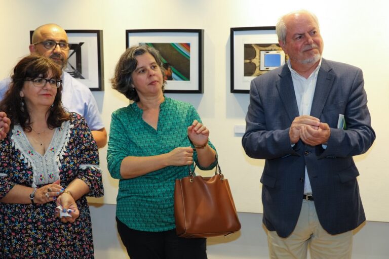 Presidente e vice-presidente da autarquia, André Martins e Carla Guerreiro, presentes na inauguração da sexta exposição de artes plásticas dos trabalhadores da Câmara Municipal, "Entre Nós", na Biblioteca Pública