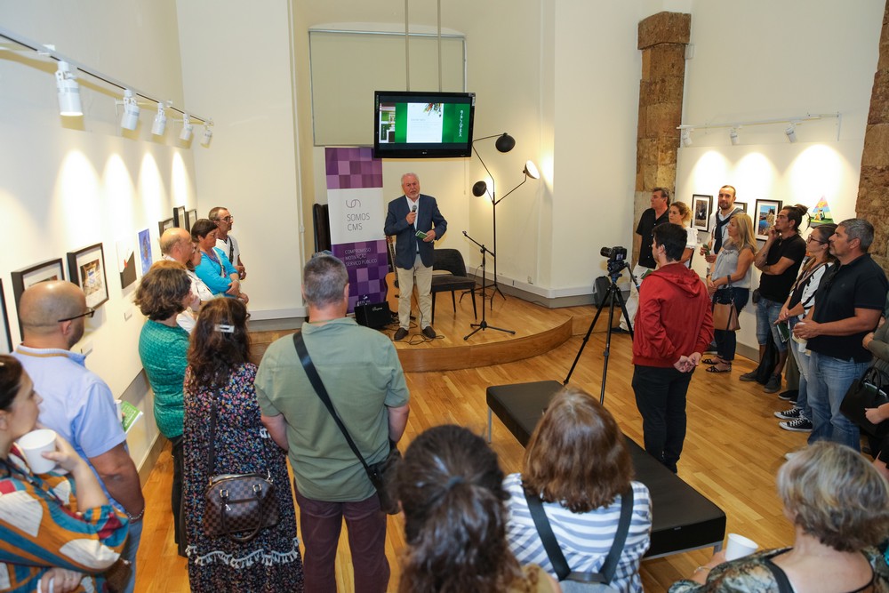 Presidente da autarquia, André Martins, na inauguração da sexta exposição de artes plásticas dos trabalhadores da Câmara Municipal, "Entre Nós", na Biblioteca Pública