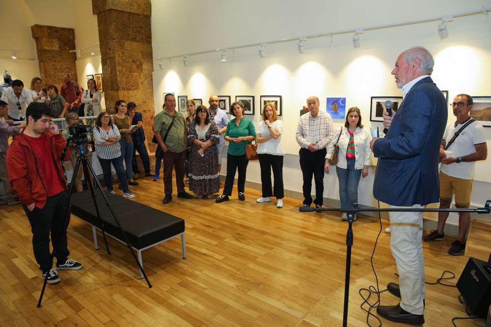 Presidente da autarquia, André Martins, na inauguração da sexta exposição de artes plásticas dos trabalhadores da Câmara Municipal, "Entre Nós", na Biblioteca Pública