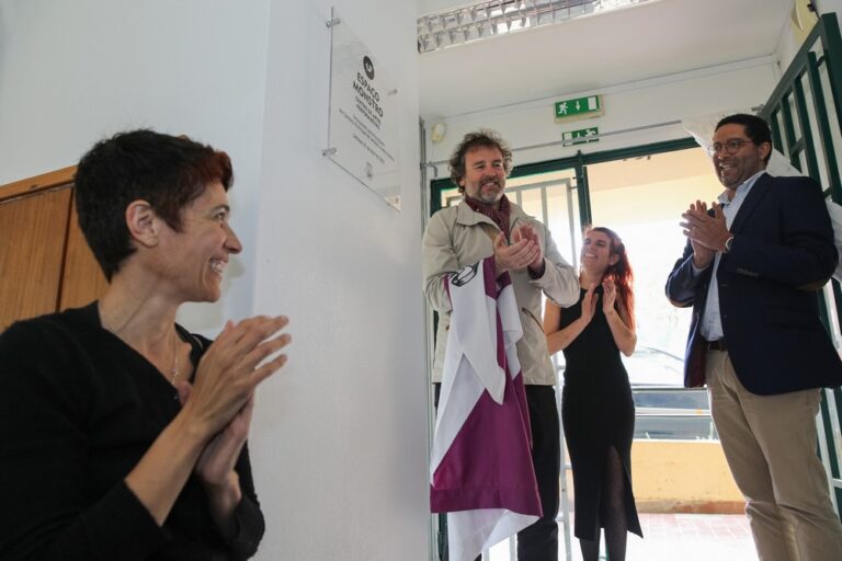 Vereador da cultura, Pedro Pina, com o presidente da Junta de Freguesia de São Sebastião, Nuno Costa, e Graça Ochoa, uma das fundadoras da companhia cultural Mostro Colectivo, na inauguração do Espaço Monstro – Centro de Artes Performativas.