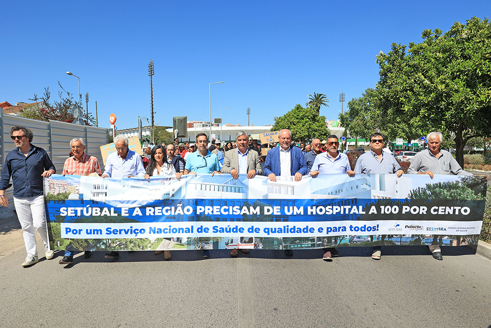 Presidentes das câmaras de Setúbal, Palmela e Sesimbra, André Martins, Álvaro Amaro e Francisco de Jesus, participaram em marcha em defesa do Centro Hospitalar de Setúbal.