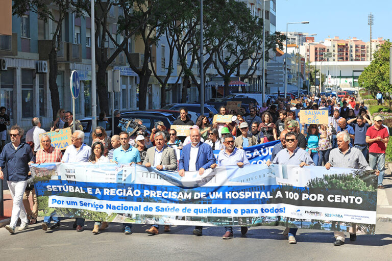 Presidentes das câmaras de Setúbal, Palmela e Sesimbra, André Martins, Álvaro Amaro e Francisco de Jesus, participaram em marcha em defesa do Centro Hospitalar de Setúbal.