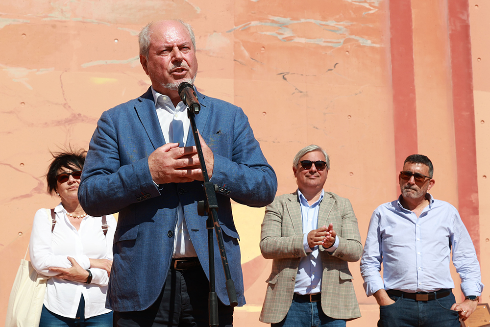 Presidente da câmara de Setúbal, André Martins, discursa no final da marcha em defesa do Centro Hospitalar de Setúbal.