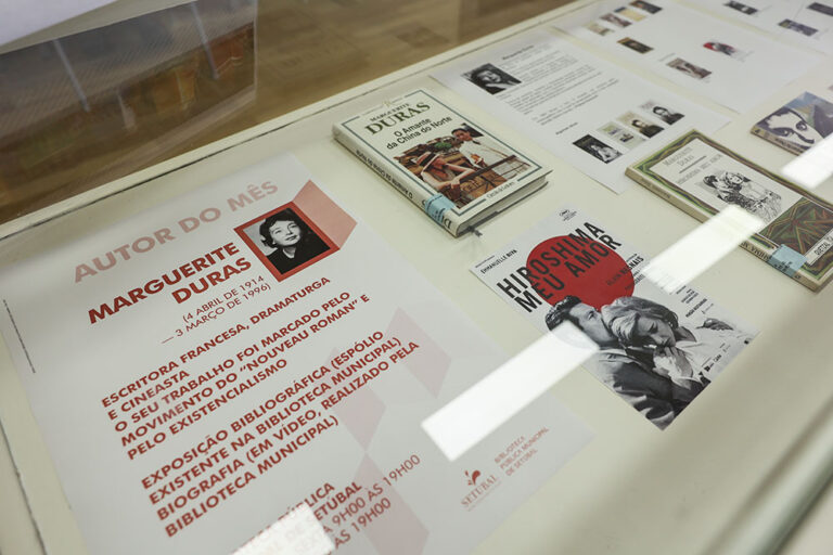 Exposição bibliográfica sobre a escritora francesa Marguerite Duras, do ciclo Autor do Mês, patente na Biblioteca Pública Municipal.